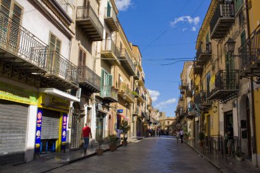 Monreale, İtalya - 3 Ekim 2019: Monreale, Sicilya, İtalya 'daki Old Town caddesinde şehir hayatı
