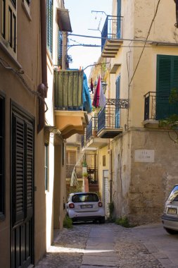 Monreale, İtalya - 3 Ekim 2019: Monreale, Sicilya, İtalya 'da Eski Şehir' in Dar Caddesi