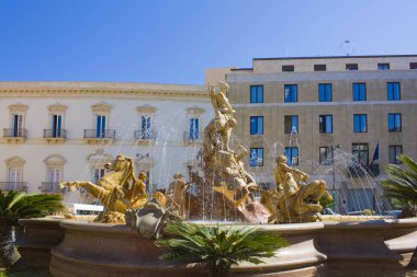 Syracuse, Sicilya, İtalya 'daki Piazza Archimede' de Artemis Çeşmesi