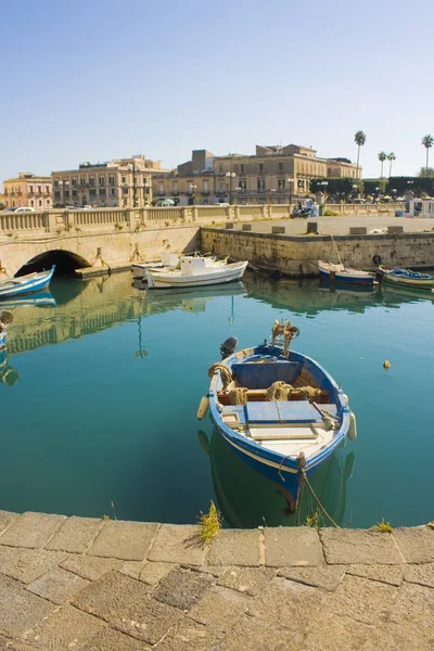 ウンベルト1世とイタリア シチリア島シュラクサイの漁船の橋 — ストック写真