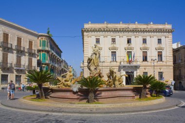 Syracuse, Sicilya, İtalya 'daki Piazza Archimede' de Artemis Çeşmesi