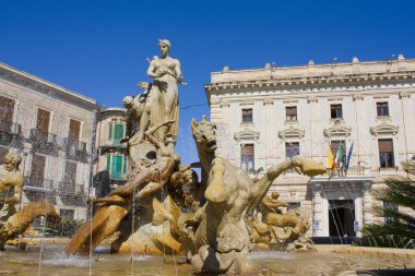 Syracuse, Sicilya, İtalya 'daki Piazza Archimede' de Artemis Çeşmesi