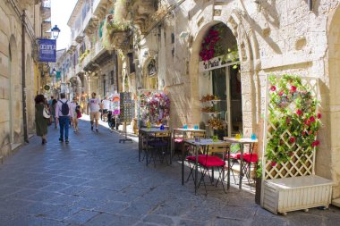 Syracuse, İtalya - 3 Ekim 2019: Syracuse, İtalya 'daki Old Town' da sokak kafe
