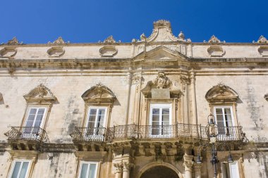 İtalya, Sicilya 'daki Duomo Piazza' da bulunan Benevantano del Bosco Sarayı 