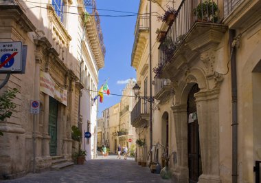 Syracuse, İtalya - 3 Ekim 2019: Siracusa, Sicilya, İtalya 'daki Ortigia Adası' ndaki Dar ve pitoresk cadde