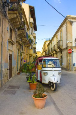 Syracuse, İtalya - 3 Ekim 2019: Syracuse, İtalya şehir merkezinde Maymun Tuk Tuk