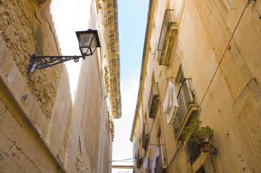 Siracusa, Sicilya, İtalya 'daki Ortigia Adası' nda dar ve resimli bir cadde.