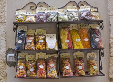 Syracuse, İtalya - 3 Ekim 2019: Sicilya 'da makarna ve spagetti satışı