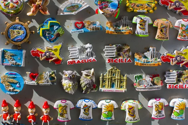 Сиракузе Италия Октября 2019 Года Сицилийские Сувенирные Магниты Продажи Сиракузах — стоковое фото