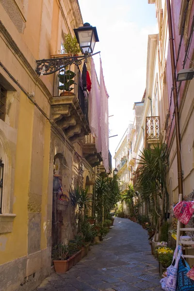 Narrow Picturesque Street Linens Ortigia Island Siracusa Sicily Italy — Stock Photo, Image