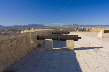 İspanya, Alicante 'deki Santa Barbara Kalesi' nin Topları