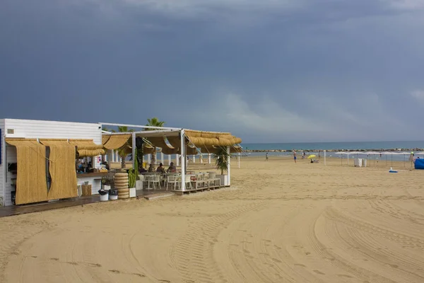 Spanya Nın Alicante Kentinde Mavi Deniz Sahil Kenarında Bir Kafe — Stok fotoğraf