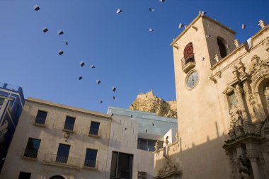 Alicante 'deki Çağdaş Sanat Müzesi (Maca) ve Santa Maria Bazilikası