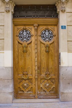 İspanya 'nın Alicante kentindeki tarihi bir binanın güzel ahşap kapısı.