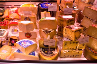 Alicante, İspanya - 15 Ekim 2019: Alicante 'deki yerel market peynir dükkanında bir sürü peynir