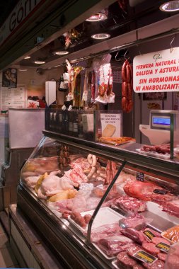 Alicante, İspanya - 15 Ekim 2019: Alicante 'deki bir marketin vitrininde et ürünleri