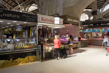 Valencia, İspanya - 17 Ekim 2019: Mercado 'nun İçi - Valensiya Merkez Pazarı