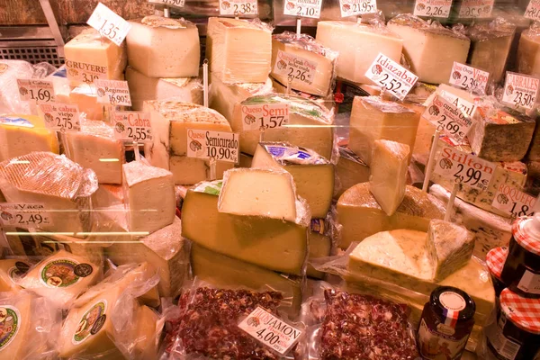 バレンシア スペイン 10月 2019 バレンシアで地元の市場チーズ店でチーズの多く — ストック写真