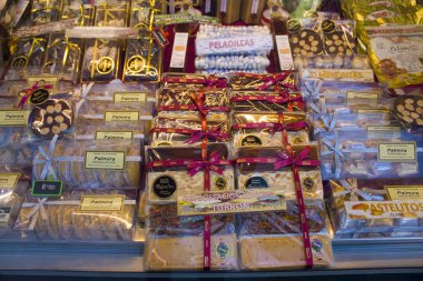 Valencia, İspanya - 17 Ekim 2019: Turron - Valensiya 'da satılık ballı ve bademli geleneksel İspanyol tatlısı