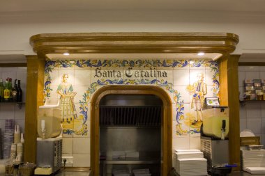 Valencia, İspanya - 17 Ekim 2019: Vanencia 'da Santa Catalina Horchateria adlı ünlü bir kafenin içi