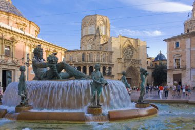 Valencia, İspanya - 17 Ekim 2019: Valencia, İspanya 'da Bakire Meryem Meydanı' nda Rio Turia Çeşmesi