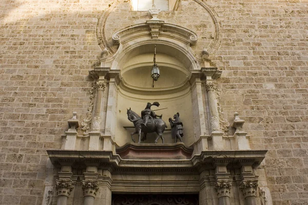 スペインバレンシアの旧市街の古い教会の断片 — ストック写真
