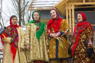 Kyiv, Ukrayna - 25 Şubat 2020: Ukrayna Halk Vokal Topluluğu Kazak Köyü (müze) Mamaeva Sloboda 'da Shrovetide bayramında şarkı söylüyor