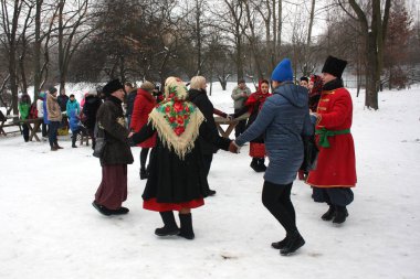 Kyiv, Ukrayna - 25 Şubat 2020: Kazak köyü (müze) Mamaeva Sloboda 'da Şrovedi bayramlarında tatil şenlikleri