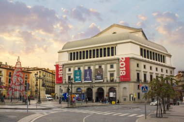 Madrid, İspanya - 17 Ocak 2020: Madrid, İspanya 'daki Kraliyet Tiyatrosu' nun (veya Teatro Real) güzel manzarası 