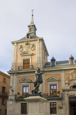 İspanya, Madrid 'deki Plaza de la Villa' da Don Ivaro de Bazan 'ın heykeli