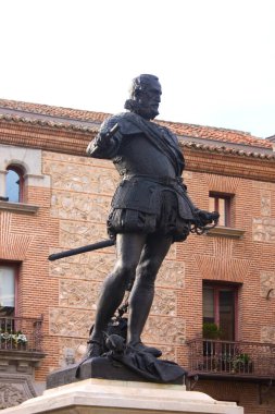 İspanya, Madrid 'deki Plaza de la Villa' da Don Ivaro de Bazan 'ın heykeli