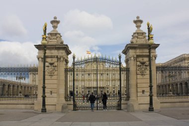 İspanya, Madrid 'deki Kraliyet Sarayı' nın giriş kapısı. 