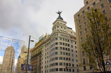 MADRID, İspanya - 17 Ocak 2020: Madrid, Gran Via 'daki güzel tarihi bina