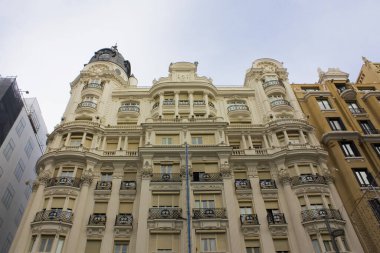 İspanya, Madrid 'deki Gran Via' daki güzel tarihi bina
