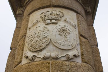  İspanya, Madrid 'deki Plaza Mayor' da Kral III. Philips 'in anıtındaki arma. 