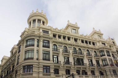 İspanya, Madrid 'deki Gran Via' daki güzel tarihi bina