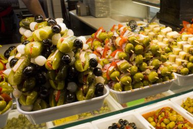 Madrid, İspanya 'da satılık şiş zeytin aperatifi