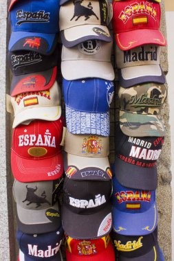 MADRID, İspanya - 17 Ocak 2020: Madrid 'de satılık beysbol şapkaları