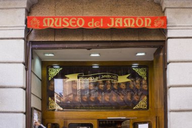 MADRID, İspanya - 17 Ocak 2020: Madrid 'deki ünlü bar ve market Ham Müzesi (ya da Müze de Jamon)