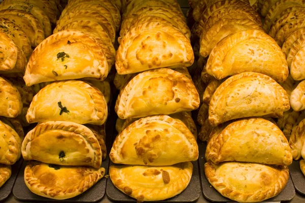 Empanadas - İspanya 'da satılık tipik İspanyol hamur işleri