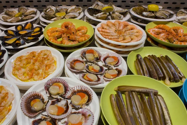 스페인 마드리드에 산미겔 판매되는 해산물 — 스톡 사진