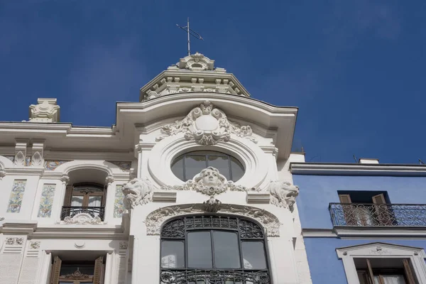 西班牙马德里市长街美丽的历史建筑 — 图库照片