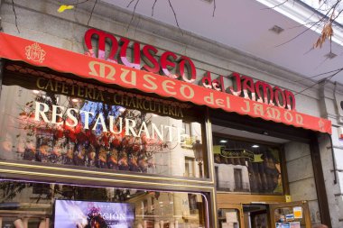 MADRID, İspanya - 17 Ocak 2020: Madrid 'deki ünlü bar ve market Ham Müzesi (ya da Müze de Jamon)