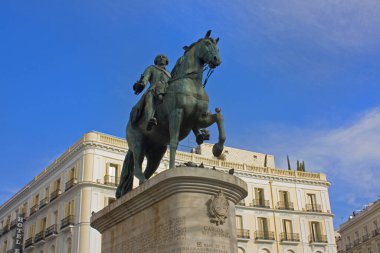 İspanya, Madrid 'deki Puerta Del Sol Plaza' da Kral III. Carlos Anıtı 