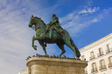 İspanya, Madrid 'deki Puerta Del Sol Plaza' da Kral III. Carlos Anıtı 