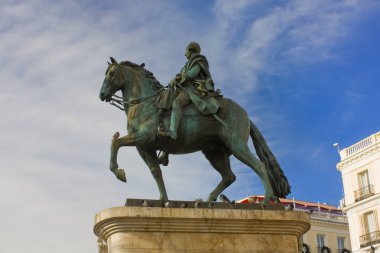 İspanya, Madrid 'deki Puerta Del Sol Plaza' da Kral III. Carlos Anıtı 