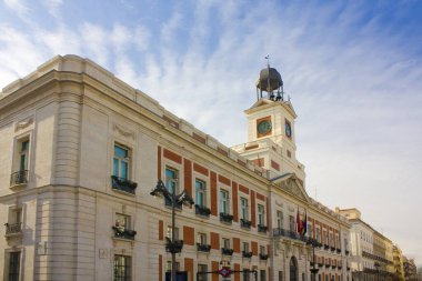 MADRID, İspanya - 17 Ocak 2020: Madrid, İspanya 'daki Puerta del Sol' da Kraliyet Postanesi