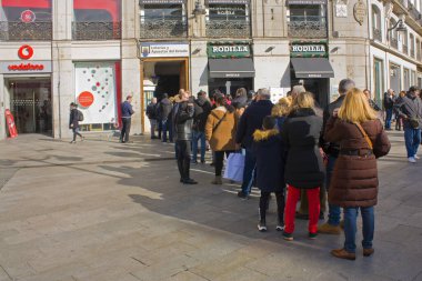 MADRID, İspanya - 17 Ocak 2020: Madrid 'de ulusal piyango almak için tipik Noel kuyrukları