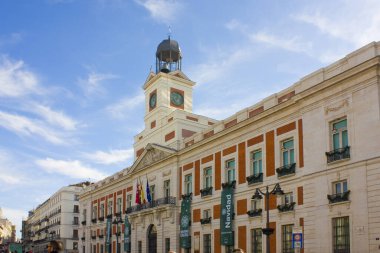 MADRID, İspanya - 17 Ocak 2020: Madrid, İspanya 'daki Puerta del Sol' da Kraliyet Postanesi