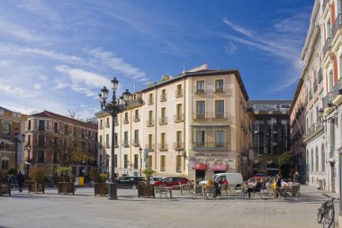 MADRID, İspanya - 17 Ocak 2020: Madrid Plaza de San Martin 'deki sokak kafesi